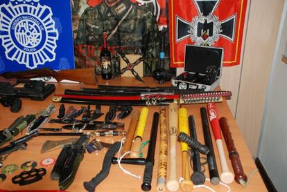 Imagen de las armas incautadas por la policía al bloguero de Sabadell.