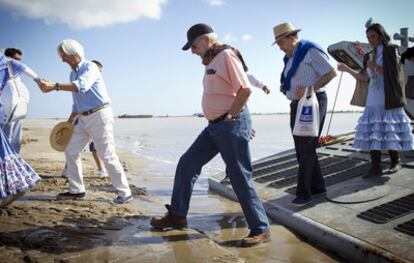 El Premio Nobel de Literatura Mario Vargas Llosa (en el centro de la imagen) ha acompañado hoy por el Parque de Doñana a la hermandad de Sanlúcar de Barrameda (Cádiz) en el inicio del camino de peregrinación hacia la aldea de El Rocío (Huelva).