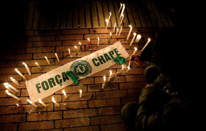 Un grupo de personas rinden un homenaje a las víctimas del avión del club Chapecoense, en el estadio Nemesio Camacho "El Campín" de Bogotá (Colombia).