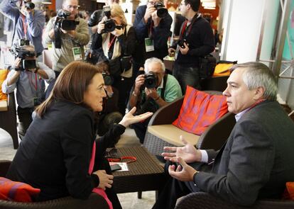 Soraya Rodríguez conversa con Pere Navarro secretario general de PSC.