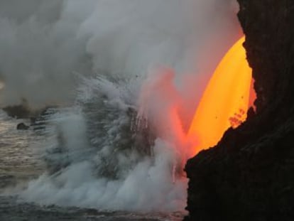 Desde el derrumbe de un acantilado en año nuevo, el volcán Kilaue en Hawái vuelca material incandescente en el océano Pacífico