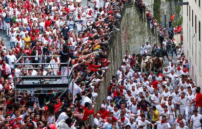 Los toros de la ganaderia salmantina de Puerto de San Lorenzo han protagonizado el primer encierro de estos Sanfermines 2018.