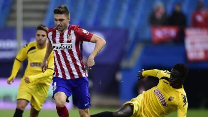 Siqueira se marca de Eliseu en un partido de Champions 