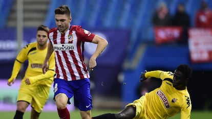Siqueira se marca de Eliseu en un partido de Champions