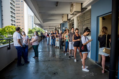 Cola de ciudadanos brasileños para votar en las últimas elecciones en una casilla en São Paulo.