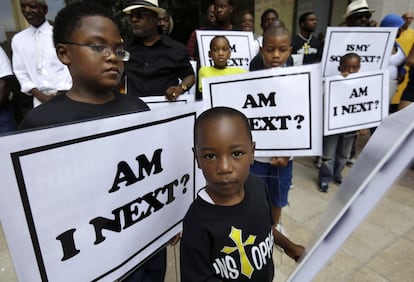 Un grupo de niños sostienen carteles en los que se lee "¿soy el siguiente?" en la manifestación de Nueva Orleans.