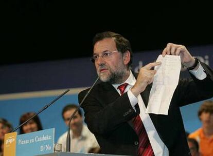 Mariano Rajoy, en Barcelona durante la campaña del referéndum del Estatuto catalán en junio de 2006.