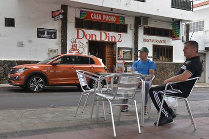 Dos vecinos de La Frontera, en la isla de El Hierro, Canarias, se toman una cerveza en un bar el pasado lunes.