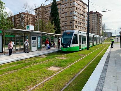 Parada del tranvía en el distrito residencial de Salburua, en Vitoria, en una imagen de archivo.