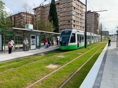 Parada del tranvía en el distrito residencial de Salburua, en Vitoria, en una imagen de archivo.