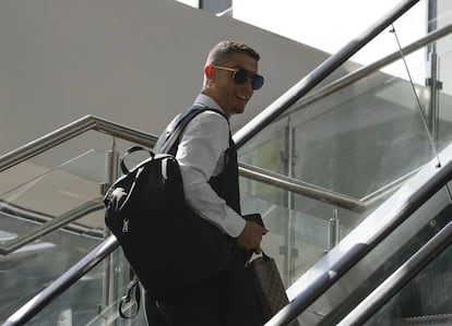 Cristiano Ronaldo en el aeropuerto de Moscú después de la eliminación de Portugal.