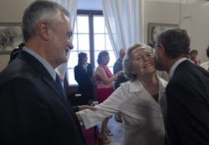  El presidente de la C&aacute;mara andaluza, Manuel Gracia (d), besa a la hija de Blas Infante, Mar&iacute;a de los &Aacute;ngeles Infante, en presencia del presidente de la Junta de Andaluc&iacute;a, Jose Antonio Gri&ntilde;&aacute;n.