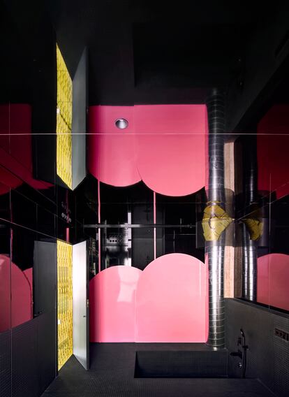 Ya en la suite, tres caprichos que son pura cultura 'bling-bling': un jacuzzi en medio de la habitación, una mampara rosa de separación en forma de culo y un techo en el que reflejarse.