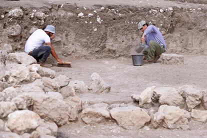Las excavaciones, llevadas a cabo en el lugar con la ayuda de 5.000 jóvenes, precedieron a un proyecto de construcción de un intercambiador dirigido por Netivei Israel, empresa nacional de transporte. En la imagen, dos arqueólogos en el yacimiento de En Esur.