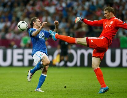 El portero Manuel Neuer despeja un balón en presencia de Alessandro Diamanti.