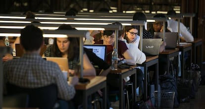 Estudiantes de la Universitat de Barcelona estudian en la biblioteca.