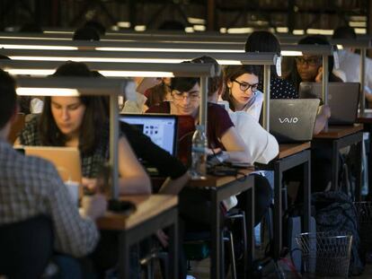 Estudiantes de la Universitat de Barcelona estudian en la biblioteca.