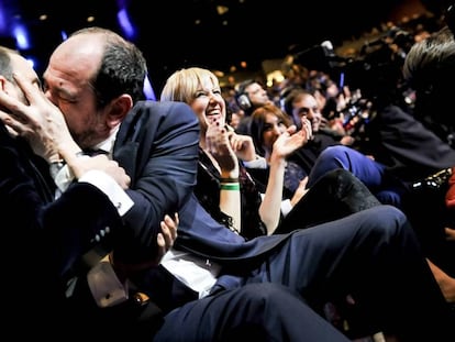 Dani Rovira, presentador de la gala, besando a Karra Elejalde, su suegro en &#039;Ocho apellidos vascos&#039;.