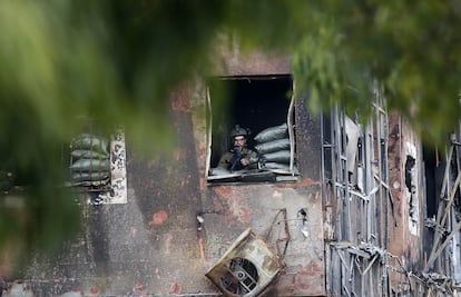 Un francotirador del ejército israelí controla la zona en la ciudad de Gaza, que forma parte de los corredores de tránsito seguros establecidos por Israel para el desplazamiento de los palestinos, este lunes.