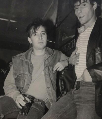 Paco Martín y Antonio Vega en un local de Madrid a principios de los noventa.
