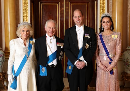 La reina consorte Camilla, el rey Carlos III, y los príncipes de Gales, Guillermo y Catalina, el 5 de diciembre de 2023 en el palacio de Buckingham.