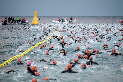 Concursantes participan en la competencia de natación en Lanzarote (españa), el 25 de mayo de 2019. Más de 1.600 participantes de cerca de 60 nacionalidades se dieron cita a primera hora de la mañana en Playa Grande de Lanzarote para disputar el Ironman de Lanzarote 2019.