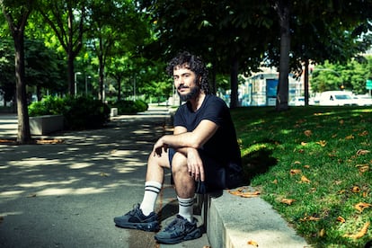 Paco Bezerra, dramaturgo, en el paseo de Recoletos de Madrid.