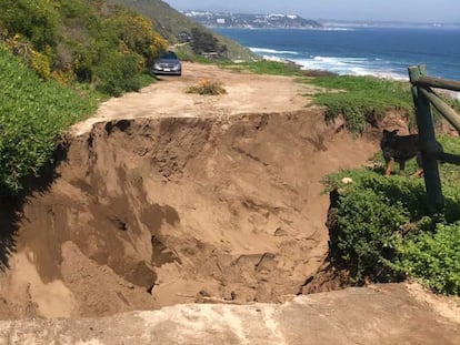 El socavón que se abrió el 27 de septiembre en Cachagua (Chile), en una imagen compartida en redes sociales.