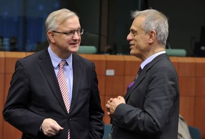 El comisario europea Olli Rehn, izquierda, charla con el ministro de Econom&iacute;a de Chipre Michalis Sarris.