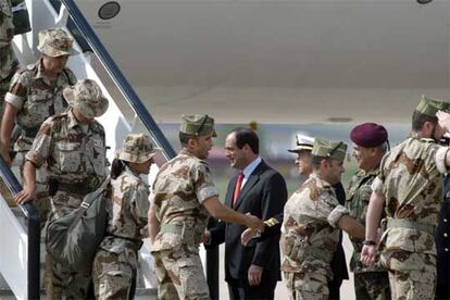 El ministro de Defensa, José Bono, recibe en el aeropuerto madrileño de Torrejón a los 227 militares del contingente de apoyo al repliegue de Irak, los últimos soldados en salir del país oriental.