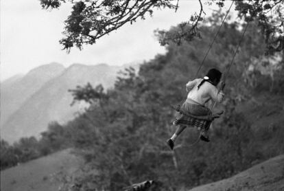 Una niña en un columpio en la sierra de Pahuatlán (Estado de Puebla), en 1991. La exposición 'Encuadres y miradas' será expuesta en Ciudad de México en la Galería Abierta de las Rejas de Chapultepec del 5 de marzo al 5 de abril.
