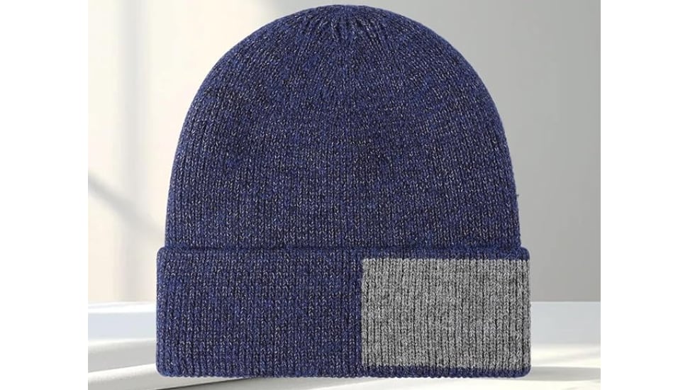 Gorro de punto mullido disponible en varios colores.