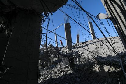 Un hombre camina entre los escombros de un edificio destruido en los ataques israelíes, este miércoles en Deir al Balah, en el centro de la franja de Gaza.