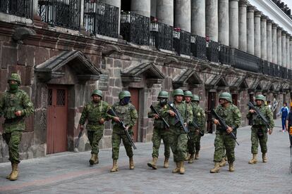 Soldados ecuatorianos patrullan una calle en Quito. El presidente de Ecuador, Daniel Noboa, decretó desde este lunes el estado de excepción debido a los hechos de violencia en el país, lo que permite a las Fuerzas Armadas apoyar a la Policía en labores de seguridad. 
