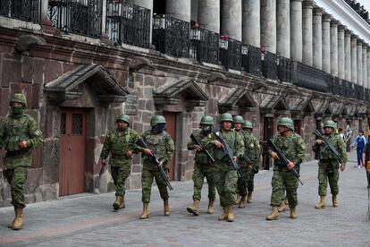 Soldados ecuatorianos patrullan una calle en Quito. El presidente de Ecuador, Daniel Noboa, decretó desde este lunes el estado de excepción debido a los hechos de violencia en el país, lo que permite a las Fuerzas Armadas apoyar a la Policía en labores de seguridad.