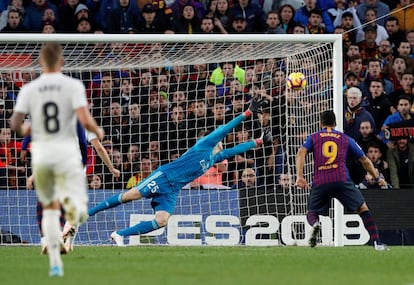 Luis Suárez marca el tercer gol del Barcelona.