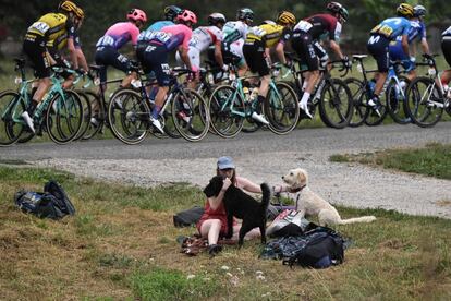 Una aficionada al ciclismo disfruta de una etapa del Tour de Francia, junto a sus mascotas, en la localidad francesa de Limoux, el 21 de julio de 2019.