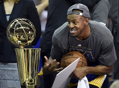 Iguodala, MVP, amb el trofeu.