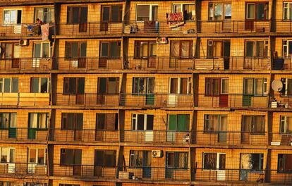 Bloque de apartamentos en el centro de Dontesk (Ucrania) donde una mujer tiende ropa al atardecer el 23 de marzo de 2014.