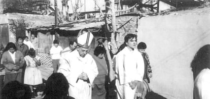 Bergoglio durante una visita al asentamiento de Barracas, en 2007