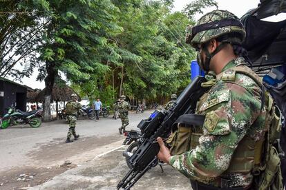 Militares desplegados en Arauquita, un pueblo de Arauca separado por un río de territorio venezolano. Se trata de un lugar donde opera el ELN.