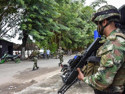 Militares desplegados en Arauquita, un pueblo de Arauca separado por un río de territorio venezolano. Se trata de un lugar donde opera el ELN.