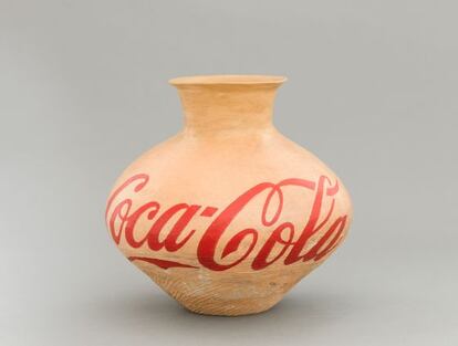 'Coca-Cola Vase', obra de Ai Weiwei que se puede ver en la exposición de Barcelona.