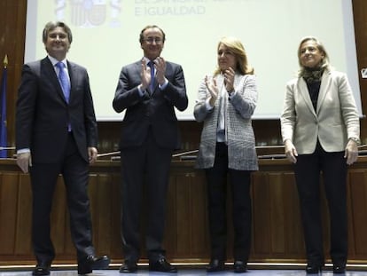 Toma de posesi&oacute;n del nuevo secretario general de Sanidad y Consumo, Rub&eacute;n Moreno (izquierda), ante el ministro de Sanidad, Alfonso Alonso. 