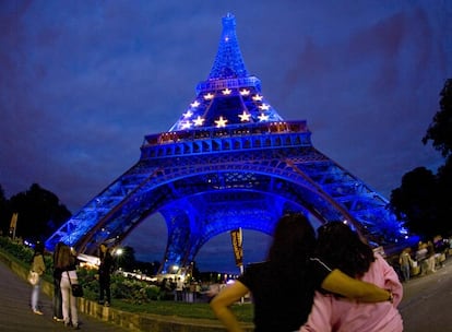 La torre Eiffel, iluminada con los colores azul y amarillo de la bandera de la Unión Europea.