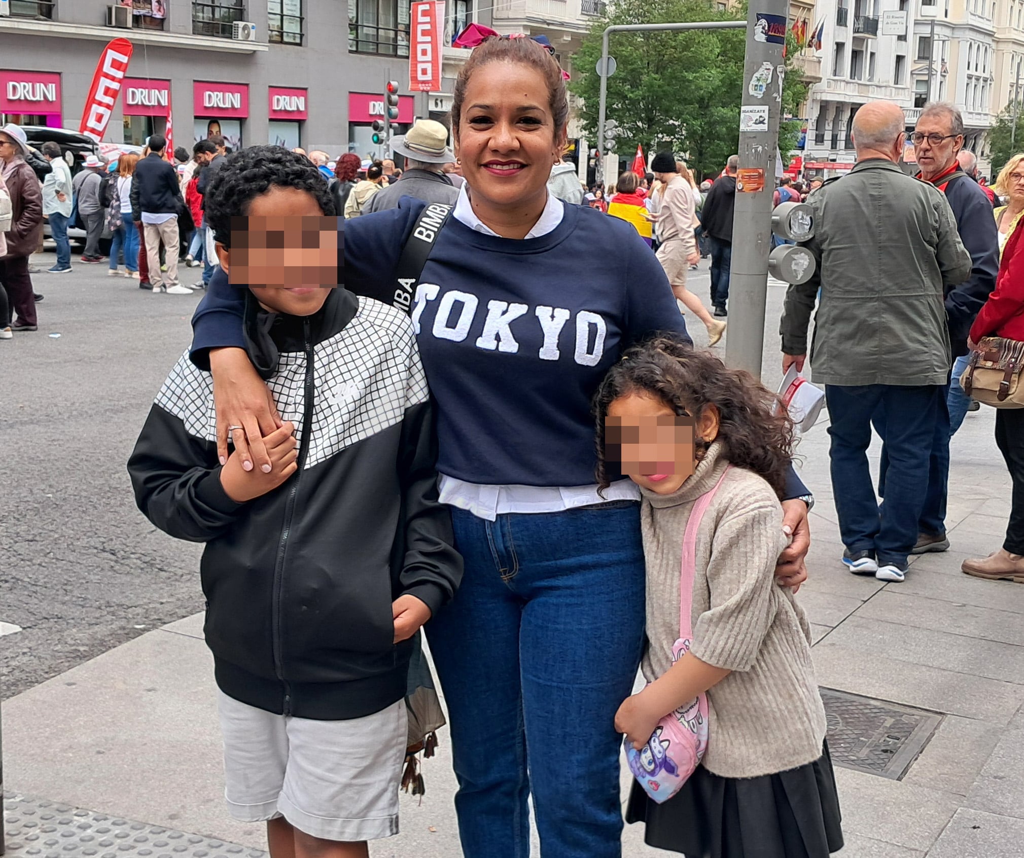 Nurieh, con sus hijos en la protesta de Madrid.