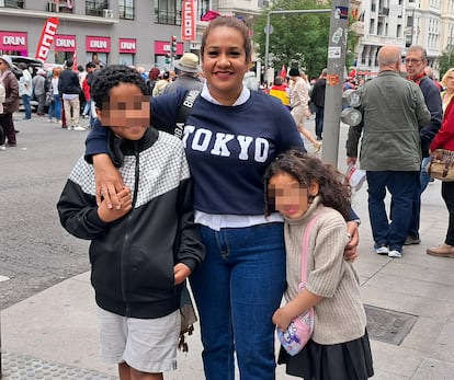 Nurieh, con sus hijos en la protesta de Madrid.