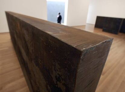 <strong>De qué tesoro hablamos.</strong> El escultor estadounidense Richard Serra (San Francisco, 1939) realizó en 1986 esta escultura expresamente para el espacio que ocuparía en la exposición inaugural del Centro de Arte Reina Sofía. Se componía de cuatro bloques macizos de acero corten de 148,5 cm de altura cada uno. Dos de ellos pesaban 4 toneladas y otros dos 15 toneladas cada uno. Al cierre de la exposición, el Ministerio de Cultura adquirió la obra por 36 millones de pesetas (unos 216.000 euros). Tras guardarse en un almacén, en 1990 fue de nuevo expuesta en el museo y después desmontada y almacenada. </p> <strong> Cómo desapareció y por qué nadie lo ha encontrado.</strong> En 1998, la Seguridad Social embargó las instalaciones, situadas en Arganda del Rey, de la empresa de almacenaje que había entrado en suspensión de pagos. No se hacía referencia a la escultura de Serra en la correspondiente acta de incautación. Tres años más tarde se edificó en el solar un nuevo edificio que debía contener el archivo general del Ministerio de Trabajo y Seguridad Social. Cuando en 2005 la nueva directora del Reina Sofía decidió que ya era hora de volver a exponer la obra, se encontró con que los responsables de la empresa de almacenaje desconocían su paradero. La investigación de la Brigada de Delitos contra el Patrimonio Histórico de la Policía Judicial no llegó a ninguna conclusión definitiva, aunque se aventuraron hipótesis como que los bloques quedaron sepultados bajo los cimientos del nuevo edificio construido en el solar del almacén. La posibilidad de la sustracción resulta menos probable, aunque de haber sido así nos encontraríamos ante un auténtico supervillano, pues no cualquiera es capaz de volatilizar como si nada un fardo de metal de 38 toneladas de peso. La pieza fue reconstruida con la colaboración de Serra, para lo que únicamente hubo de abonarse 78.000 euros adicionales en concepto de materiales y mano de obra. </p> <strong> Cuál es su valor.</strong> Resulta difícil de responder a la cuestión en este caso ya que, de existir aún la primera escultura, habría sido suplantada como “original” por su reproducción posterior, lo que generaría una situación paradójica y fascinante. Lo mismo podría venderse al peso para el desguace que a cambio de varios millones de euros. </p> En la imagen, la reconstrucción de la escultura de Richard Serra que se hizo en 2007, y que se exhibió poco después en el MoMA neoyorquino.