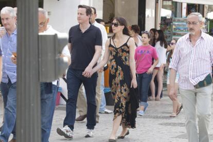 David Cameron y su esposa, Samantha, paseando por Granada.