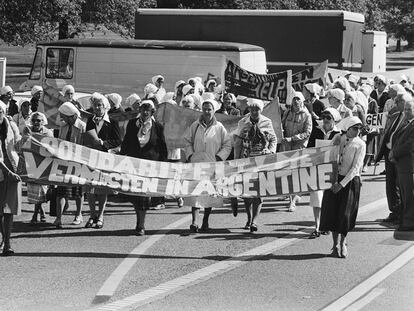 Manifestantes neerlandesas sostienen un cartel con la frase "solidaridad con los desaparecidos en Argentina", durante una protesta en Países Bajos contra el regimen militar argentino, en mayo de 1980.